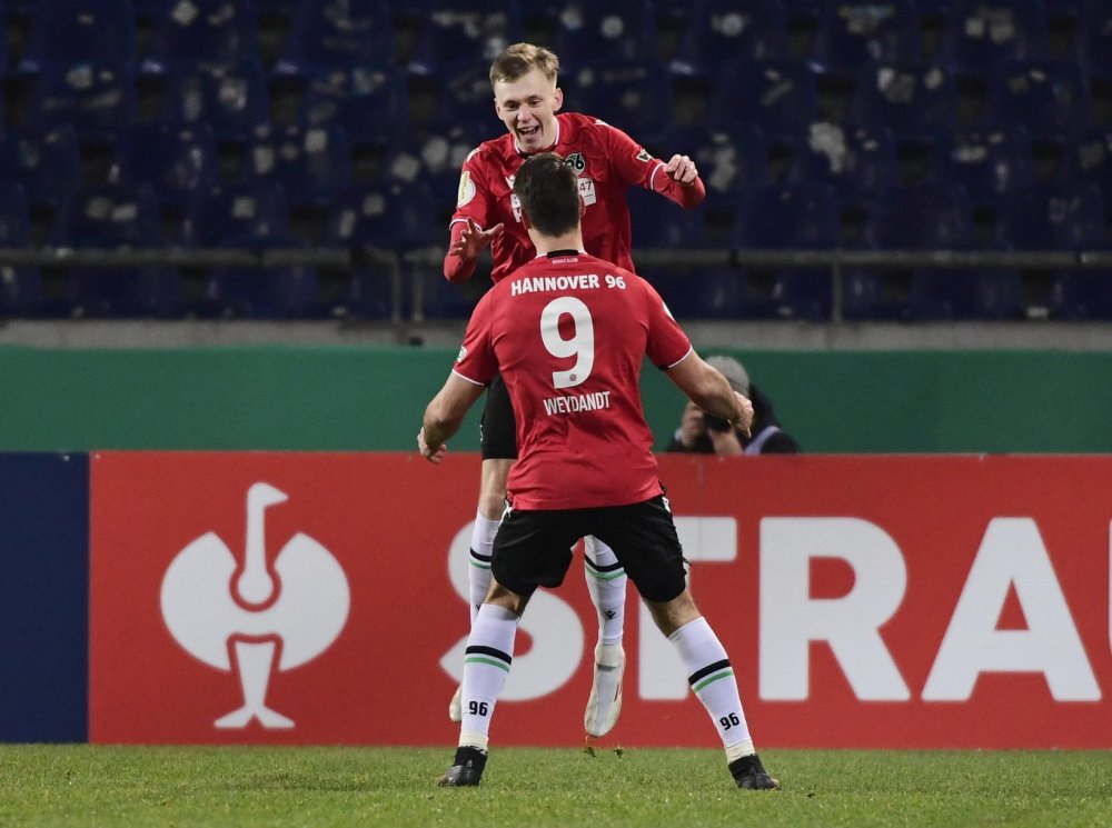 金州勇士迎德国杯关键赛；集结日门线救险；质疑声仍在；团队化学反应显著的简单介绍