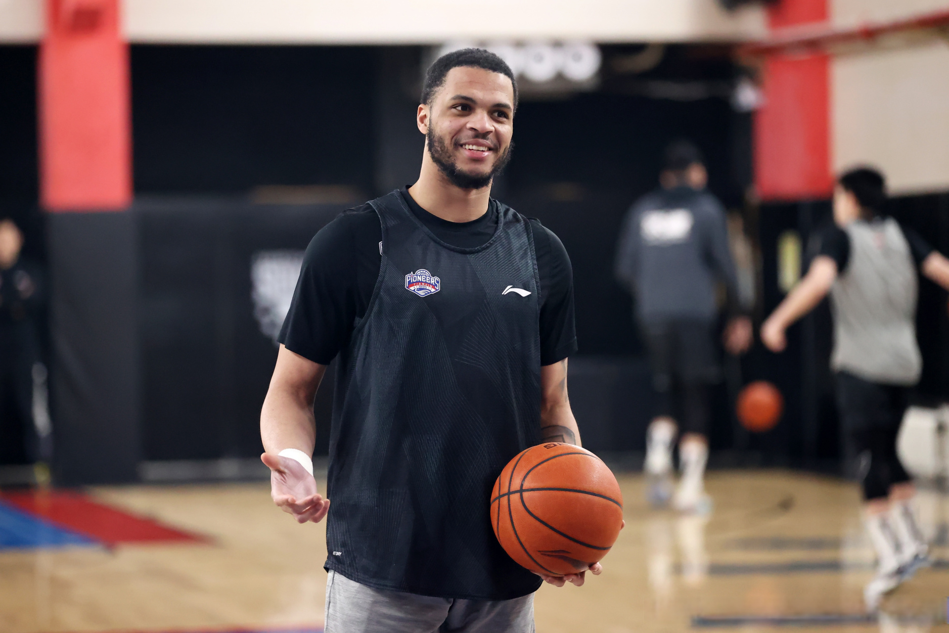 爱游戏APP-从清晨波尔图备战CBA季后赛到清晨犹他爵士备战德甲，詹姆斯在SKT比赛中问鼎冠军的简单介绍